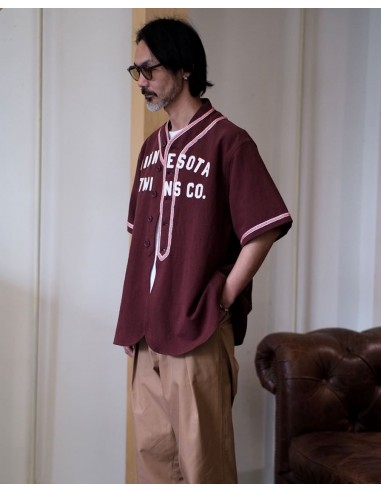 Burgundy Baseball  Jersey est présent 